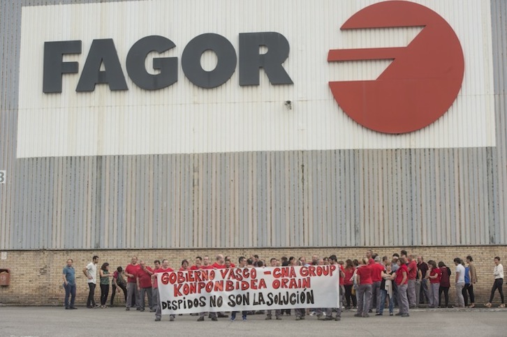 Concentración de trabajadores de Edesa contra el cierre. (Monika DEL VALLE/ARGAZKI PRESS)