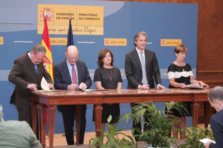 Azpiazu, Montoro, Saénz de Santamaría, De la Serna y Tapia, durante la firma del convenio. (@idlserna)
