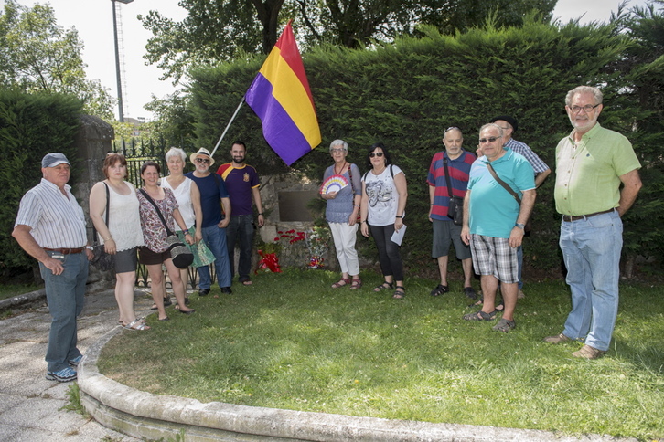 El homenaje ha tenido lugar en el muro trasero del cementerio de Santa María, en Gasteiz. (Juanan RUIZ/ARGAZKI PRESS)