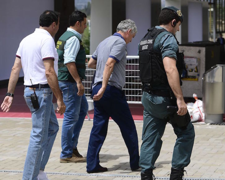 Villar entra en la sede de la Federación rodeado por agente de la Guardia Civil. (PIERRE-PHILIPPE MARCOU / AFP)