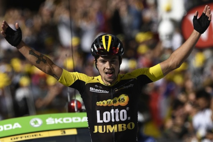 Primoz Roglic, brazos en alto, tras cruzar la línea de meta. (Philippe LOPEZ/AFP)