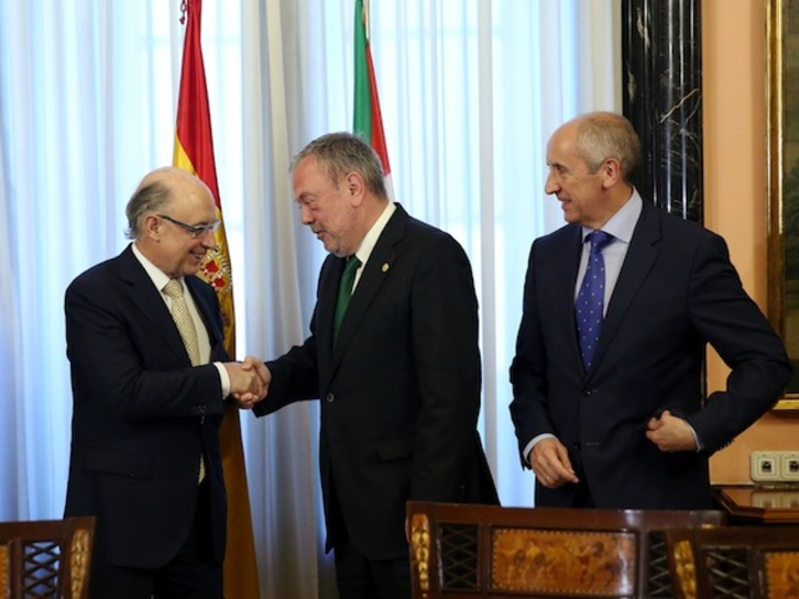Montoro y Azpiazu se saludan ante la mirada de Josu Erkoreka, tras una reunión en Madrid. (J. DANAE/ARGAZKI PESS)