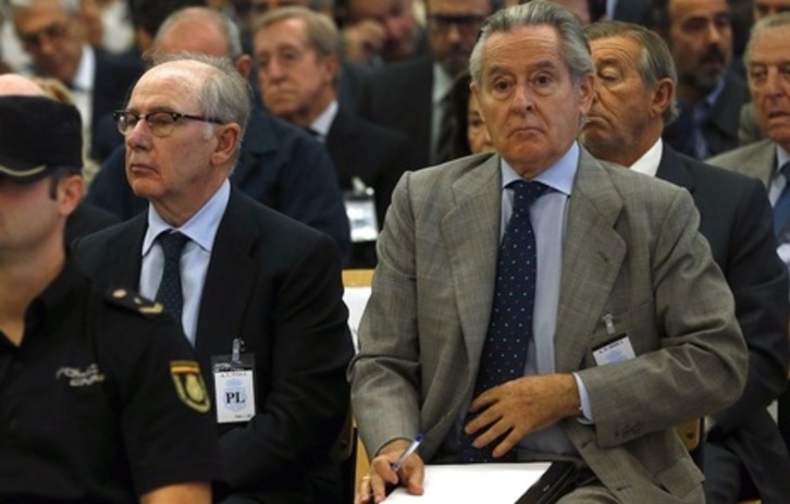 Miguel Blesa, junto a Rodrigo Rato, en el banquillo de los acusados de la Audiencia Nacional española. (Sergio BARRENECHEA/EFE)