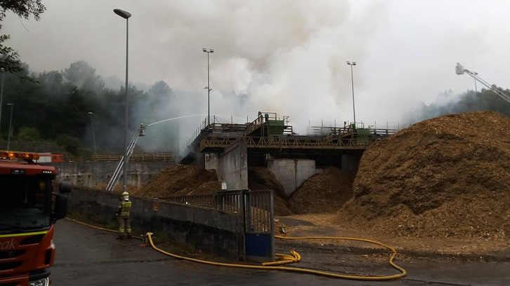 Incendio en una empresa de maderas de Arrigorriaga. (Diputación de Bizkaia)