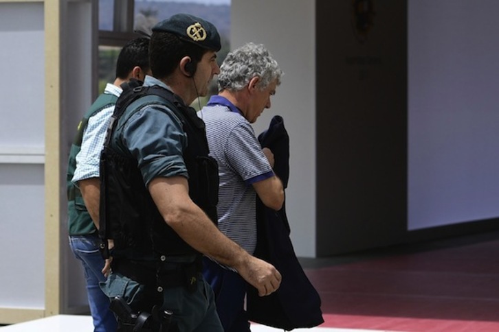 Ángel María Villar, a las puertas de la RFEF y custodiado por la Guardia Civil, el día de su detención. (Pierre-Philippe MARCOU/AFP)