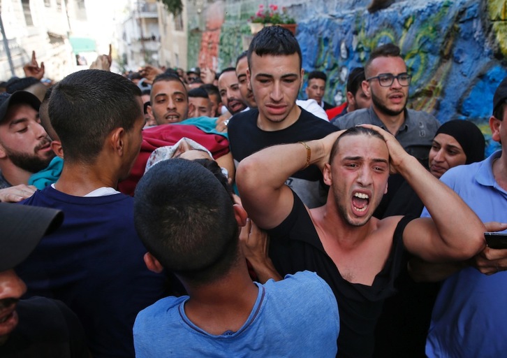 Allegados del fallecido Mohammed Abu Ganem durante su funeral en A Tur (Ahmad GHARABLI/AFP PHOTO)