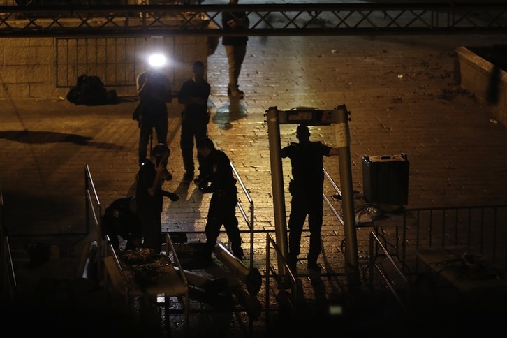 Policías israelíes retiran los detectores de la Explanada de las Mezquitas. (Ahmad GHARABLI/AFP)