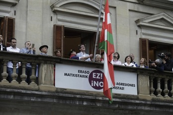 Momento de la izada de la ikurriña en el Ayuntamiento de Gasteiz. (@vitoriagasteiz)