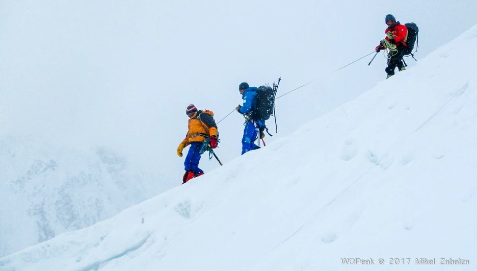 Los alpinistas vascos aseguran al montañero italiano. (WOPEAK 2017)