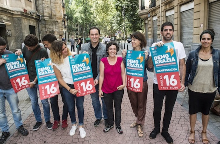 Los integrantes de Gure Esku Dago, en la presentación de la movilización. (Marisol RAMÍREZ/ARGAZKI PRESS)