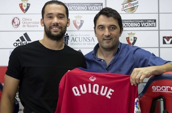 Quique y Braulio, en la presentación oficial del nuevo jugador rojillo. (OSASUNA)