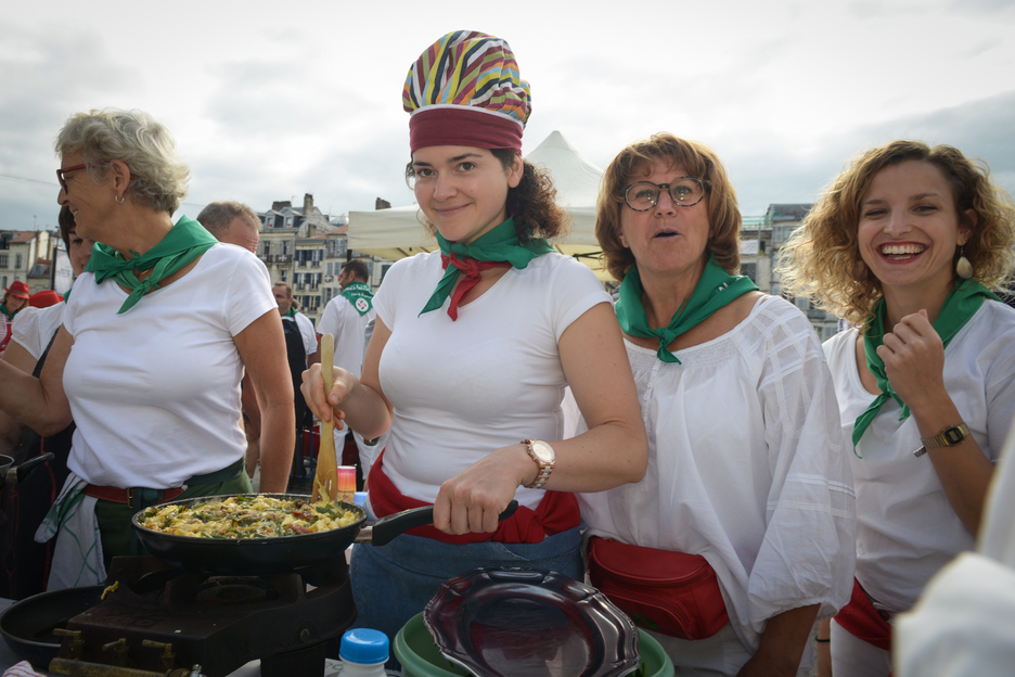 Concours omelette de piment, fêtes de Bayonne. © Isabelle Miquelestorena