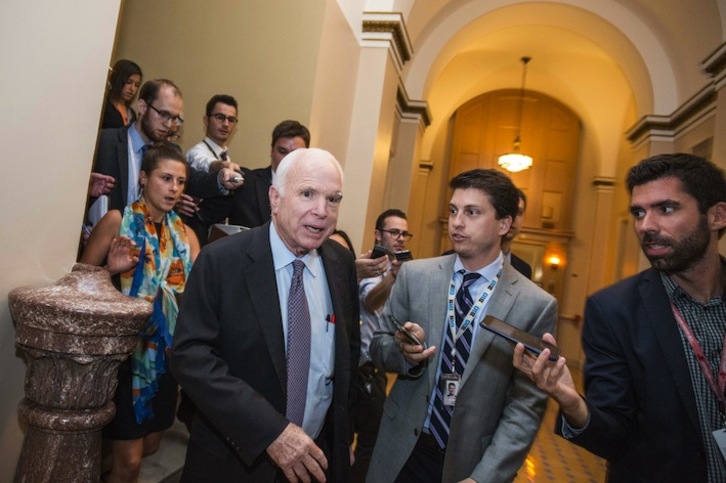 El senador republicano John McCain, que ha votado en contra, abandona la Cámara Alta. (Zach GIBSON/AFP) 