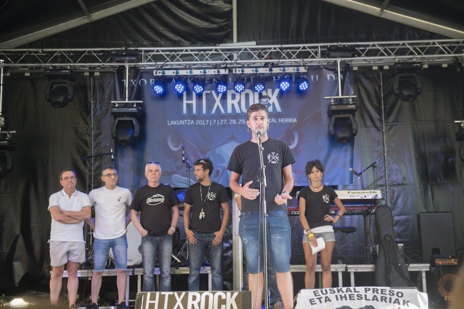 Organizadores de Hatortxu, en el acto de apertura en Lakuntza. (Gorka RUBIO/ARGAZKI PRESS)