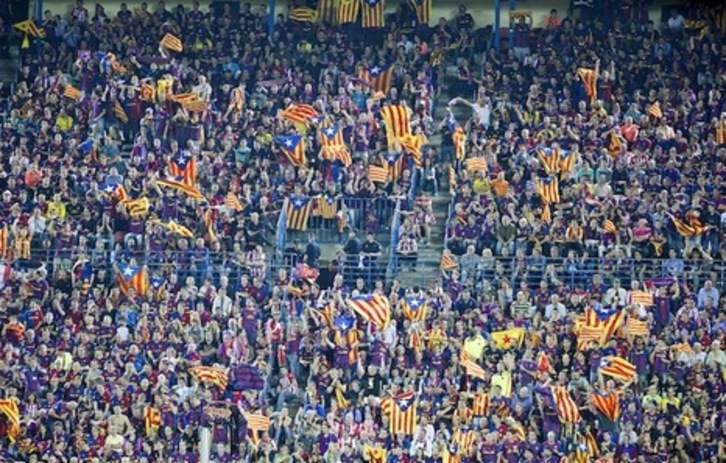 Aficionados del Barça con esteladas en la final de Copa de 2012, contra el Athletic. (Luis JAUREGIALTZO/ARGAZKI PRESS)