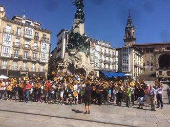La concentración se ha llevado a cabo en la plaza de la Virgen Blanca de Gasteiz. (@felixgasteizkoa)