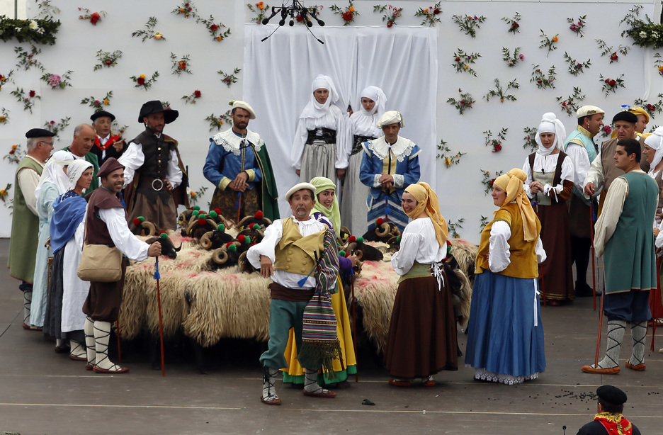 Les costumes, qui devaient coller au plus près des codes vestimentaires du XVIe siècle en Navarre, ont été réalisés par 15 couturières du village. ©Bob EDME