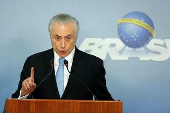 El mandatario brasileño, Michel Temer, en su alocución tras la votación parlamentaria. (Sergio LIMA/AFP)
