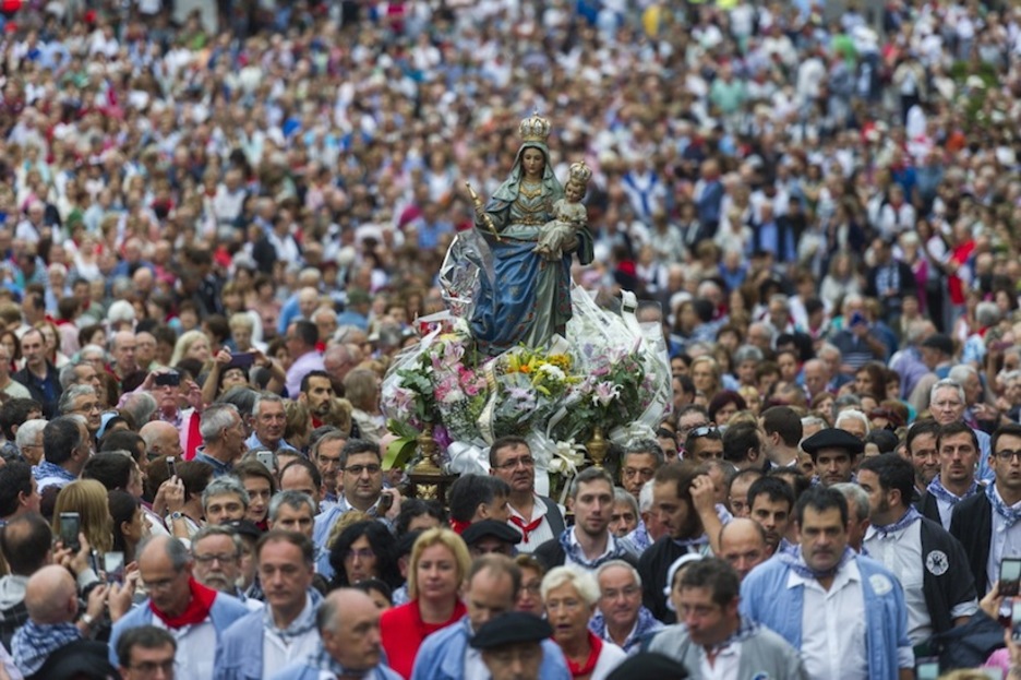 Una multitud acompaña a la Virgen Blanca en el Rosario de la Aurora. (Juanan RUIZ/ARGAZKI PRESS)