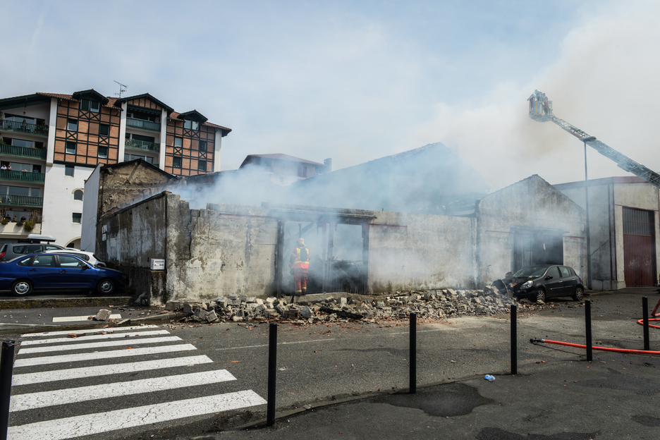 L'entrepôt qui a pris feu est proche des habitations. © Isabelle Miquelestorena