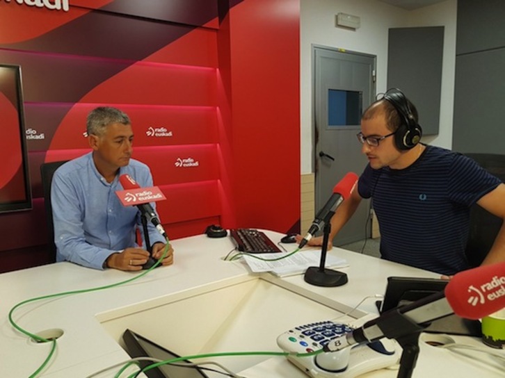 Oskar Matute, en un momento de la entrevista concedida a Radio Euskadi. (@ehbildu)