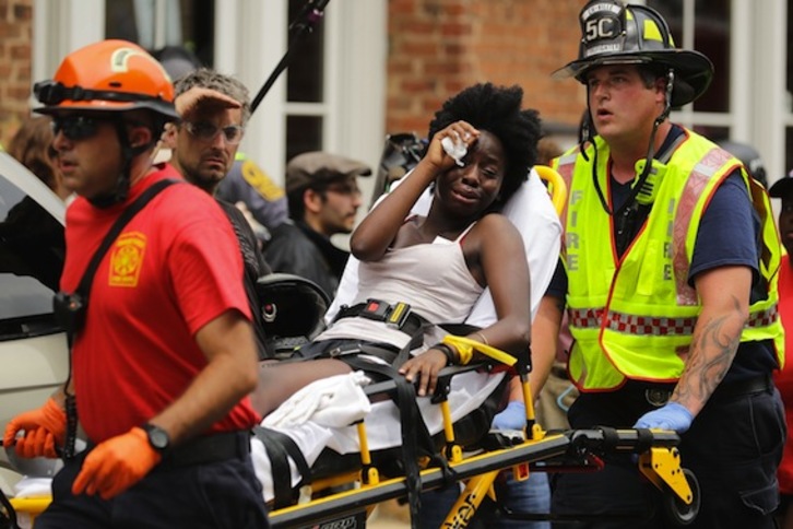 Los servicios de emergencia evacúan a una mujer herida tras el atropello masivo. (Chip SOMODEVILLA/AFP)