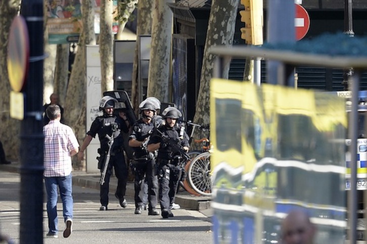 Policías fuertemente armados, en la zona del ataque. (Josep LAGO/AFP)