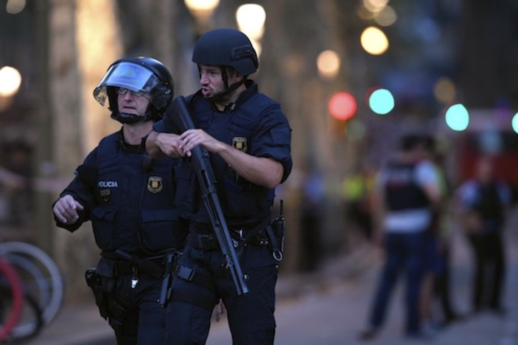 Agentes de los Mossos d'Esquadra desplegados en la capital catalana. (Lluis GENÉ/AFP)