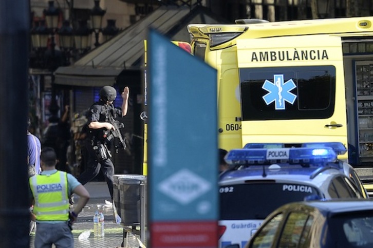 Un agente armado, en la zona en la que se ha producido el ataque. (Josep LAGO/AFP)