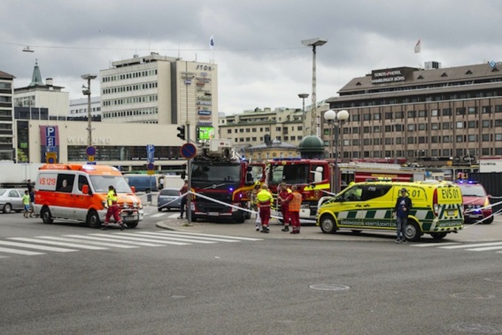 Larrialdi zerbitzuak, erasoa jazo den tokian, Turkuko erdigunean. (Roni LEHTI/AFP)