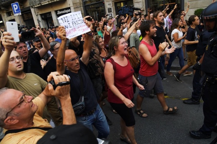 Protesta contra la concentración que pretendían llevar a cabo los falangistas en las inmediaciones del lugar donde se produjo ayer el atentado de Barcelona. (Javier SORIANO/AFP)