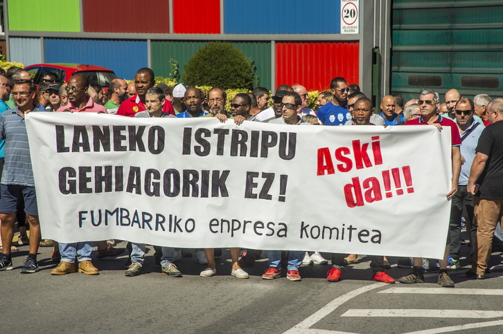 Trabajadores de Fumbarri durante la protesta de hoy. (Jaizki FONTANEDA | ARGAZKI PRESS)