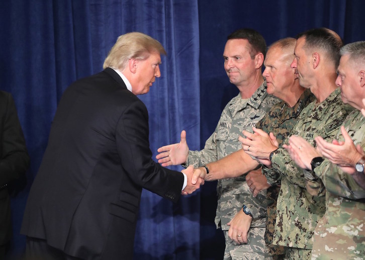 Trump saluda a los militares presentes en su comparecencia en Fort Myer, Virginia (Mark WILSON | AFP)