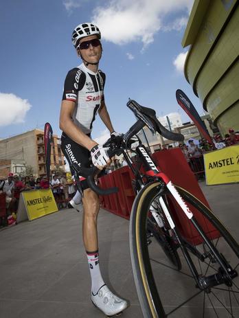 Barguil, al comienzo de una etapa en la Vuelta. (Jaime REINA/AFP)
