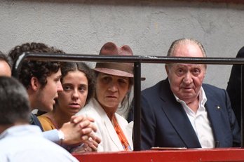 Juan Carlos y Elena de Borbón en los toros. (@goikodeustu)