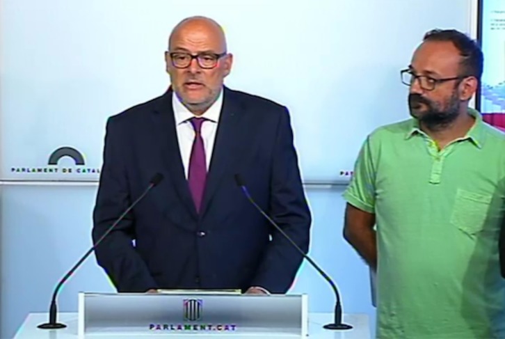 Los diputados Lluís Corominas (JxSí) y Benet Salellas (CUP), en rueda de prensa. (PARLAMENT)