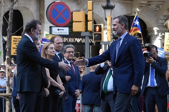 Rajoy y Felipe de Borbón, antes de la manifestación del pasado sábado en Barcelona. (Lluis GENÉ / AFP)