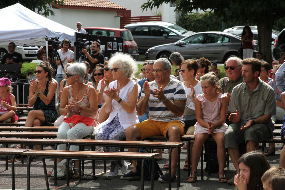 Une petite foule était présente à Gabat, samedi après midi, pour rendre hommage à Mixel Thicoipe. ©Aurore LUCAS
