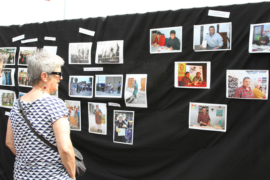 Un mur regroupait des photos de la vie du défunt. ©Aurore LUCAS