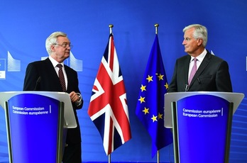 Davis (i) y Barnier (d), durante la comparecencia conjunta. (Emmanuel DUNAND/AFP)