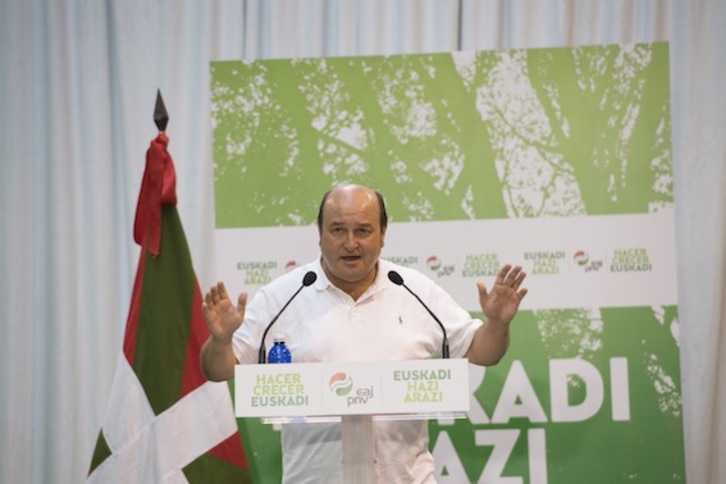 Andoni Ortuzar, durante su intervención en Zarautz. (Juan Carlos RUIZ/ARGAZKI PRESS)