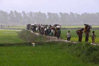 Decenas de miles de rohingyas han tenido que abandonar sus casas huyendo de la violencia. (Suzauddin RUBEL/AFP)