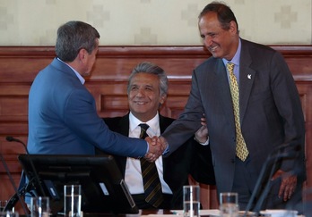 El jefe negociador del Gobierno, Juan Camilo Restrepo, y el del ELN, Pablo Beltrán, se estrechan la mano en una de las jornadas de negociación. (Juan CEVALLOS/AFP)  