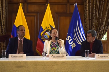 La ministra ecuatoria de Exteriores, María Fernanda Espinoza, flanqueada por el delegado de Bogotá, Juan Camilo Restrepo (izquierda), y el del ELN, Pablo Beltrán. (Rodrigo BUENDÍA/AFP PHOTO)