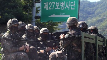 Un grupo de soldados surcoreanos, durante unos ejercicios militares. (AFP)