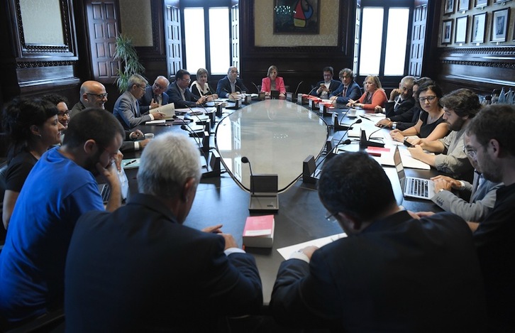 Reunión de la Mesa del Parlament, presidida por Carme Forcadell, la semana pasada. (Lluis GENE/AFP)