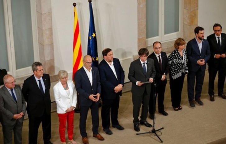 Los miembros del Govern tras firmar la convocatoria de referéndum. (Pau BARRENA/AFP PHOTO)
