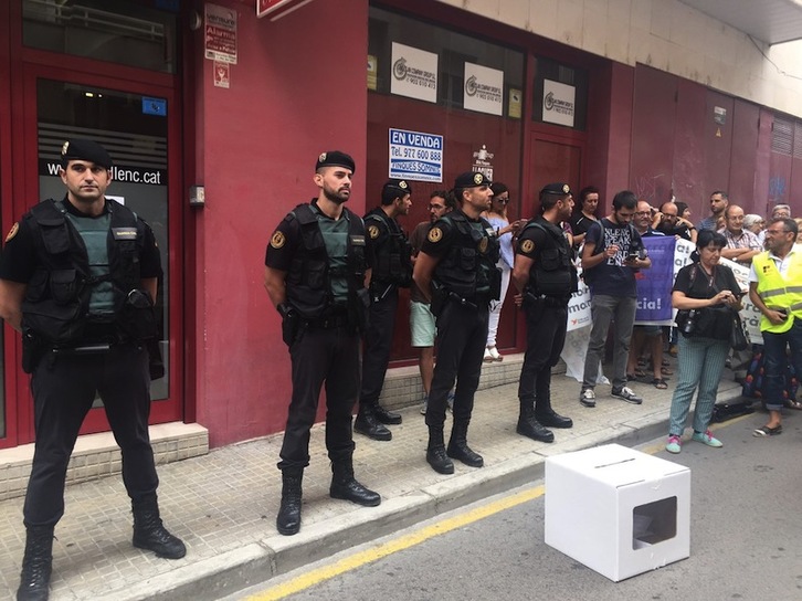Guardias civiles ante la sede de ‘El Vallenc’ en Valls. (@albertpedret)