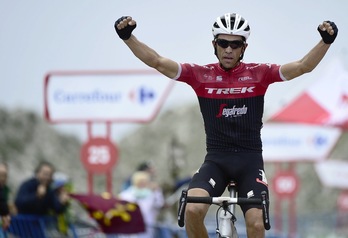 Contador, llegando en solitario a L'Angliru. (José JORDÁN/AFP PHOTO)