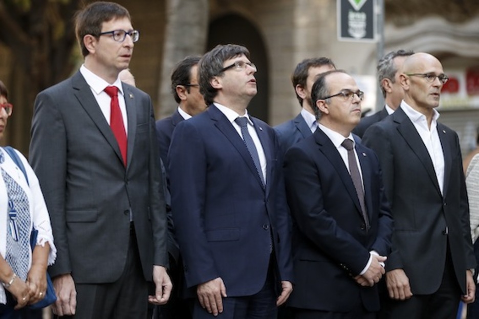 El president, Carles Puigdemont, ha encabezado la ofrenda floral del Govern. (Pau BARRENA/AFP)